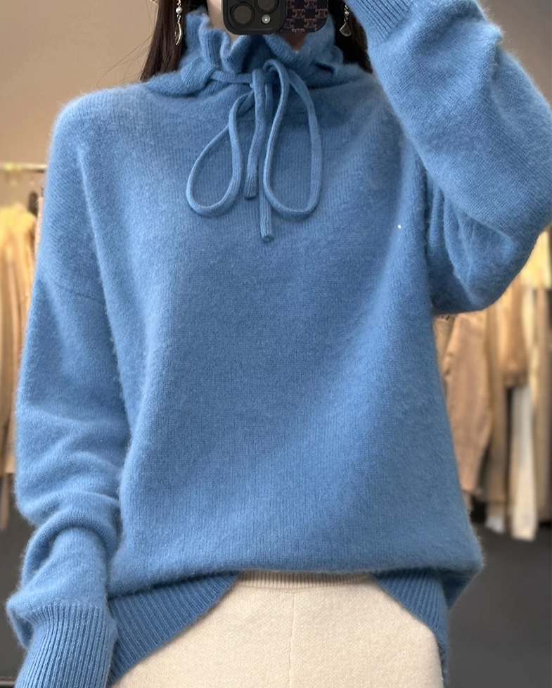 Jutta - Blauer Pullover mit Rollkragen und Schleife