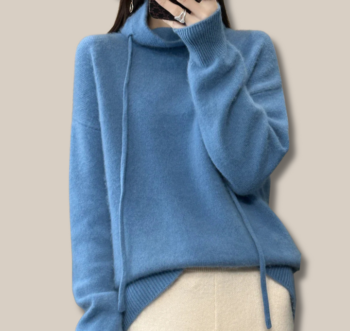 Jutta - Blauer Pullover mit Rollkragen und Schleife